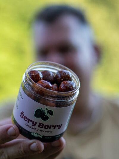 Dipované boilies ŠeryBerry (Višňa/jahoda) Activ Pulse